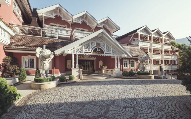 Eindrucksvoller Eingangsbereich C Hannes Niederkofler Cavallino Bianco Family Spa Grand Hotel