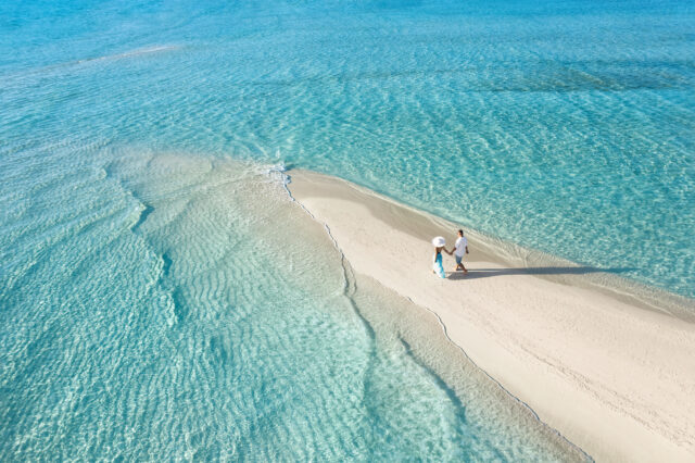 1 Nova Maldives Luftansicht Paar Strandspaziergang