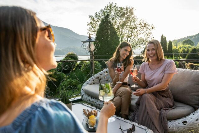 Anstossen Mit Den Freundinnen C Ebners Waldhof