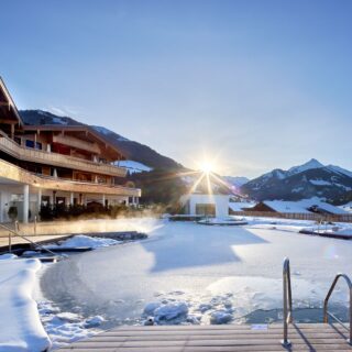 Aussenansicht Mit Pool Im Winter Der Boeglerhof