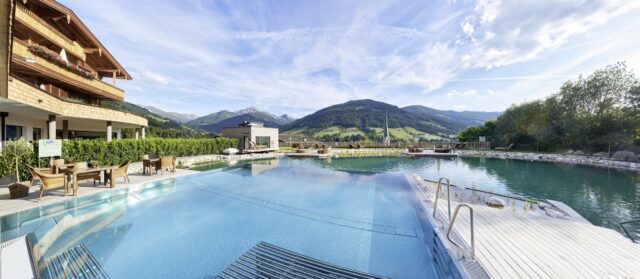 Aussenpoolbereich Mit Sommerlichem Ausblick Der Boeglerhof 0